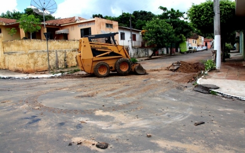 Prefeitura de Jacarezinho inicia reparo imediato da rua Minas Gerais 
