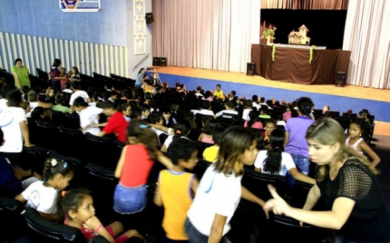 Alunos da rede municipal assistem teatro de bonecos em Jacarezinho