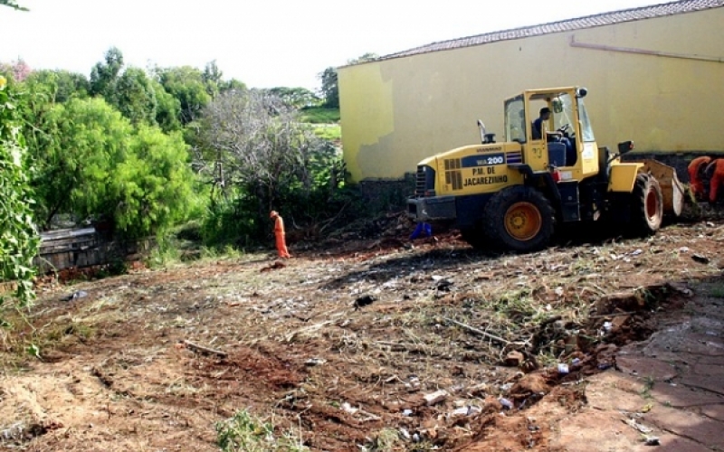 Prefeitura realiza limpeza de terreno abandonado
