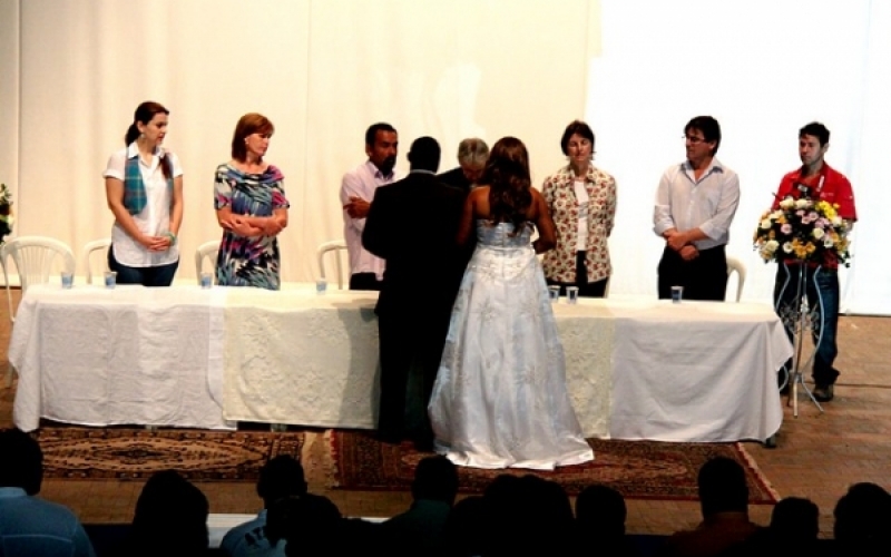 Casamento comunitário sela união de 65 casais de jacarezinho 