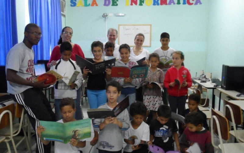 Emef Ismênmia de Lima Peixoto recebe livros da Biblioteca Itaú Criança