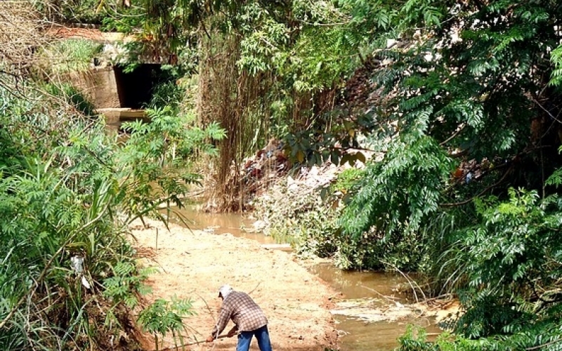 Departamento de Meio Ambiente notifica proprietário que tentava assorear rio 