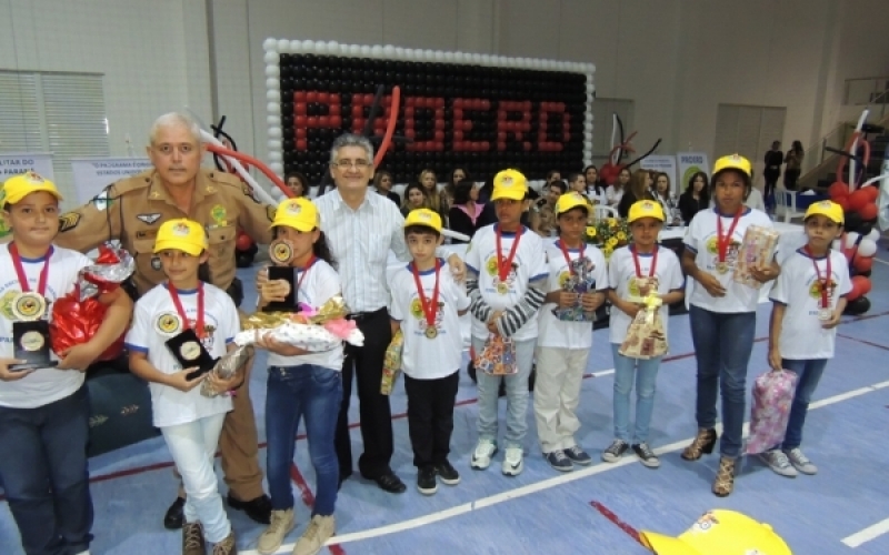Mais de 600 estudantes realizam formatura do PROERD em Jacarezinho