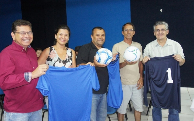 Associações recebem kit esportivo em Jacarezinho