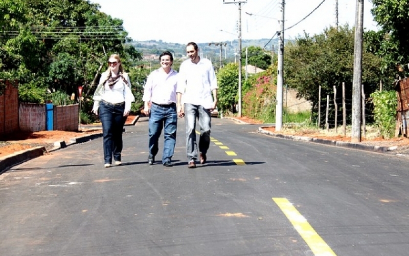 Moradores do Jardim São Luís 2 comemoram asfaltamento das ruas