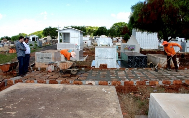 Prefeitura faz calçamento do Cemitério Municipal 