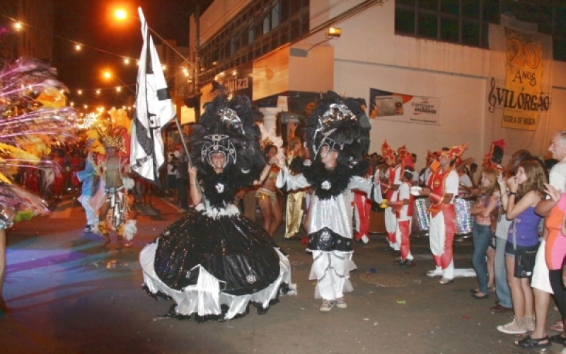 Jacarezinho escolhe rainha do Carnaval com show em praça pública