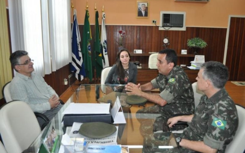 Comitiva da 15ª Circunscrição de Serviço Militar visita prefeito de Jacarezinho