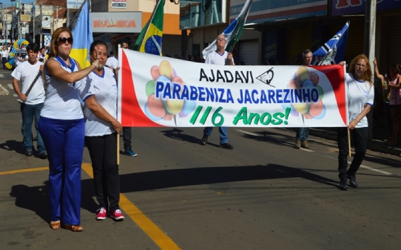 Desfile marca comemorações em Jacarezinho