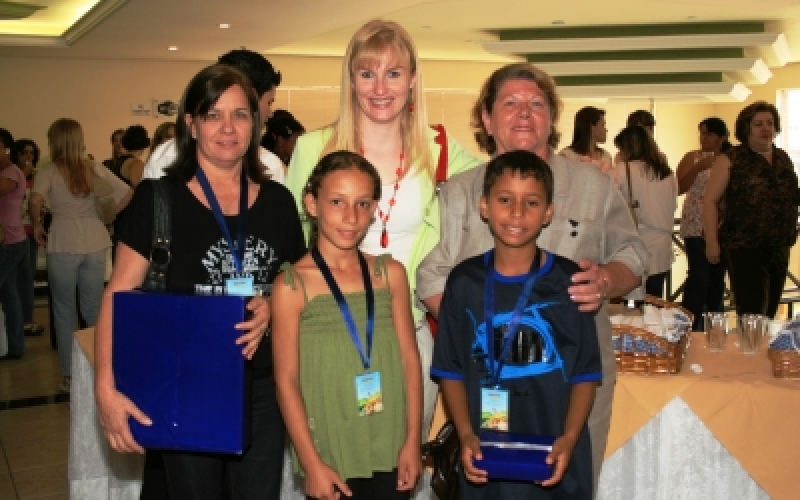 Alunos e professores de Jacarezinho recebem prêmio da Econorte em Londrina.