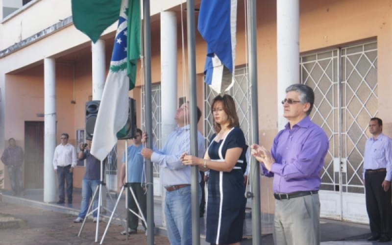Hasteamento de bandeiras marca início de 7 de setembro em Jacarezinho