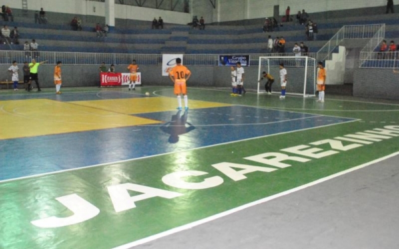 S. M. Continental/Futsal Jacarezinho vacila e sofre derrota na estreia