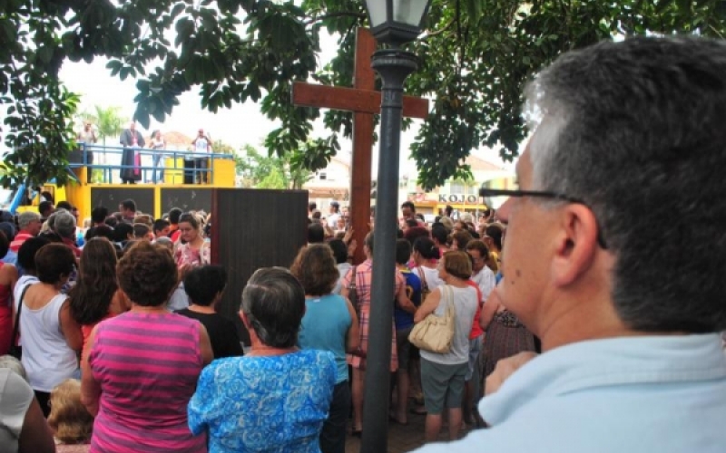 Cruz da Jornada Mundial reúne católicos em Jacarezinho