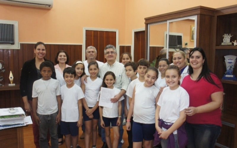 Alunos do Projeto de Trânsito visitam prefeito de Jacarezinho
