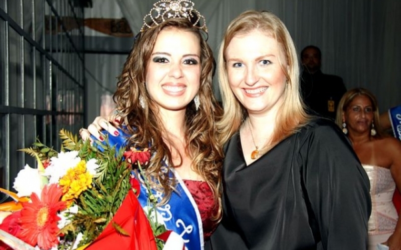 Bianca Fernandes é eleita a Miss Jacarezinho 2011
