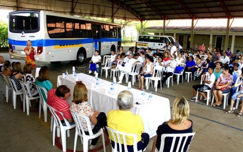 Prefeitura Municipal de Jacarezinho entrega ônibus adaptado para a Apae 
