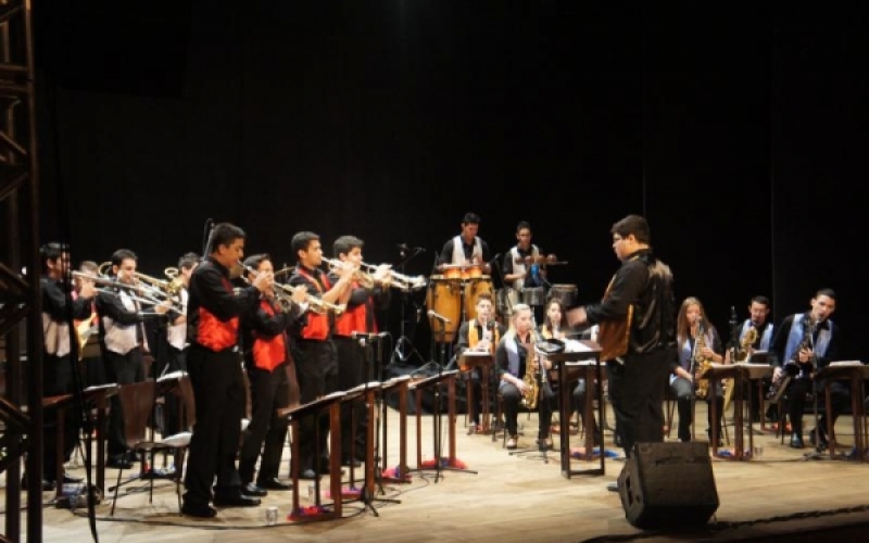 Orquestra Show se apresenta em Jacarezinho