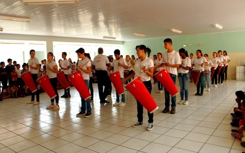 Fanfarra de Jacarezinho se apresenta para alunos da rede municipal