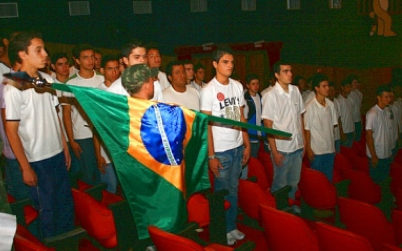 Jovens de Jacarezinho se comprometem com a Pátria