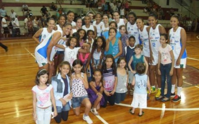 Alunas da Emef Silvestre Marques prestigiam partida de basquete em Ourinhos