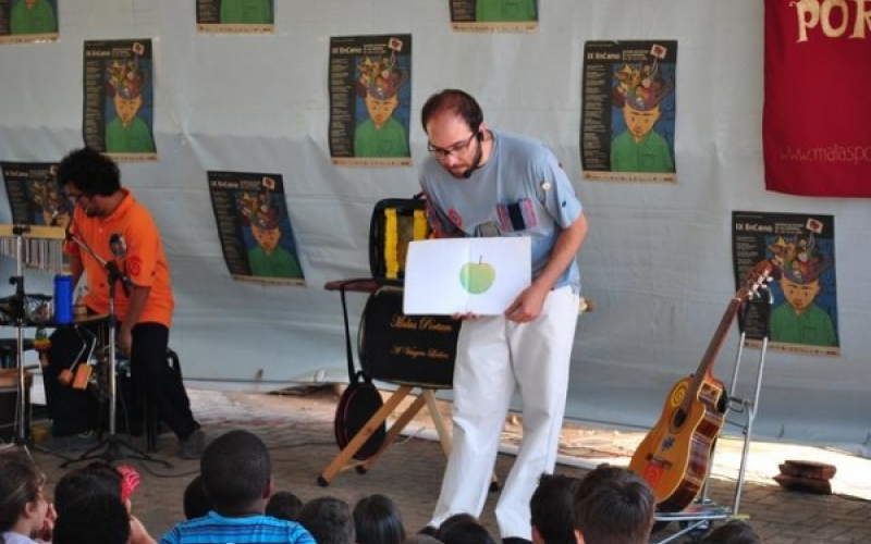 Crianças se alegram com espetáculos “Malas portam histórias” do EnCena