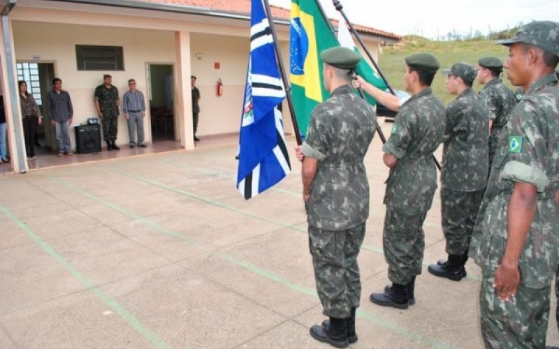 Tiro de Guerra visita escolas em comemoração ao dia do soldado