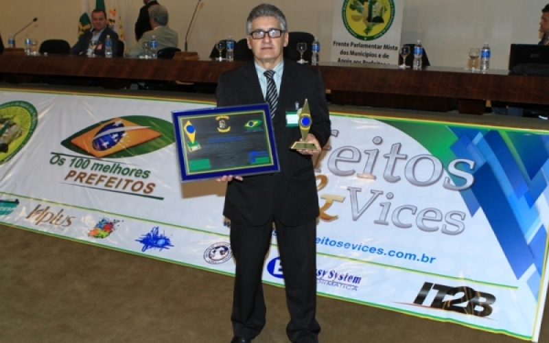 Dr. Sérgio recebe prêmio em Brasília