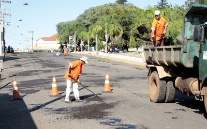 Tapa-buracos chega à rua Paraná