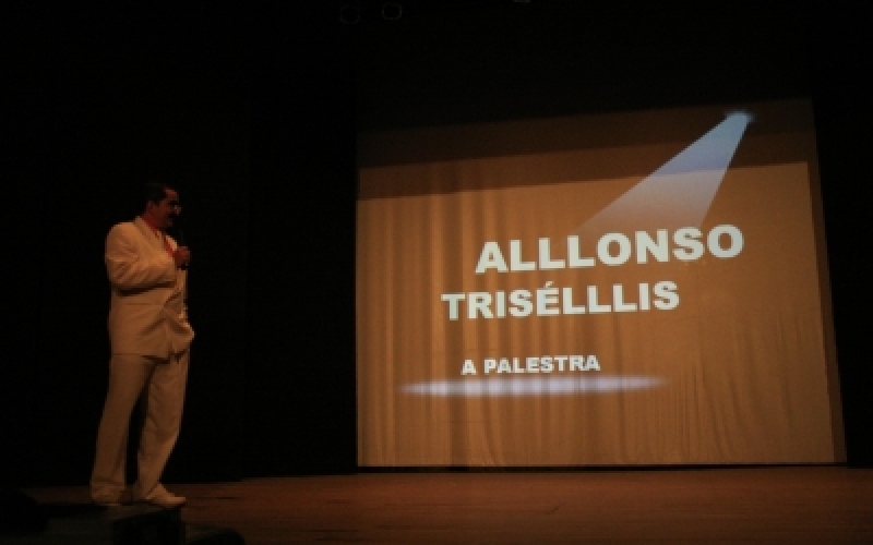 Alllonso Triselllis aquece o Público no C.A.T.