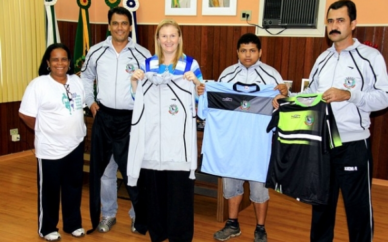 Equipe de futebol de Jacarezinho recebe uniformes novos e agasalho