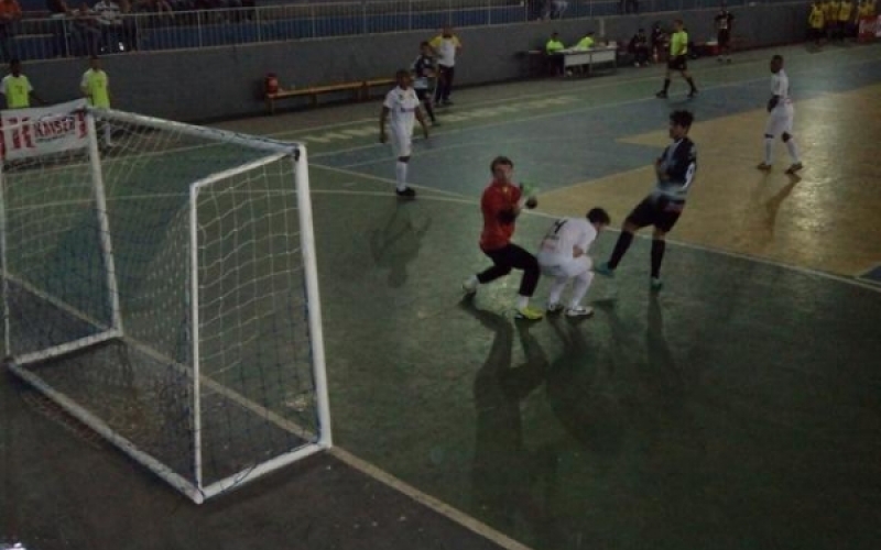 Futsal Jacarezinho goleia e se classifica em quarto do grupo