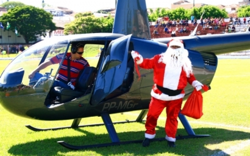 Papai Noel chega em Jacarezinho de helicóptero