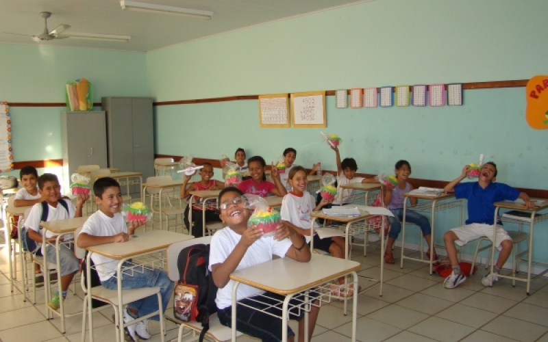 Escola Municipal Ismênia de Lima Peixoto presta homenagem
