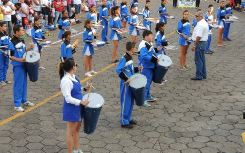 Fanfarra Municipal de Jacarezinho participa de desfile em Curiúva