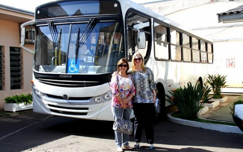 Jacarezinho recebe ônibus adaptado para deficientes 