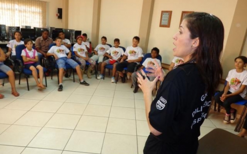 Alunos de Jacarezinho participam do Projeto Segurança e Cidadania na Escola