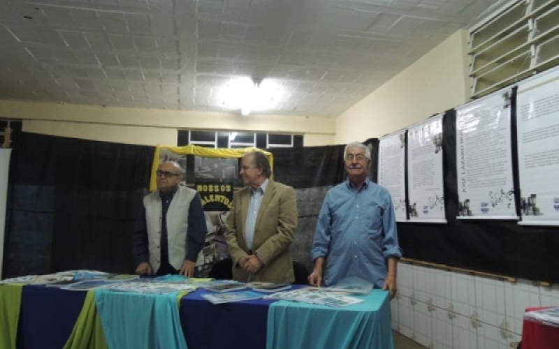 Escola Municipal homenageia escritores jacarezinhenses