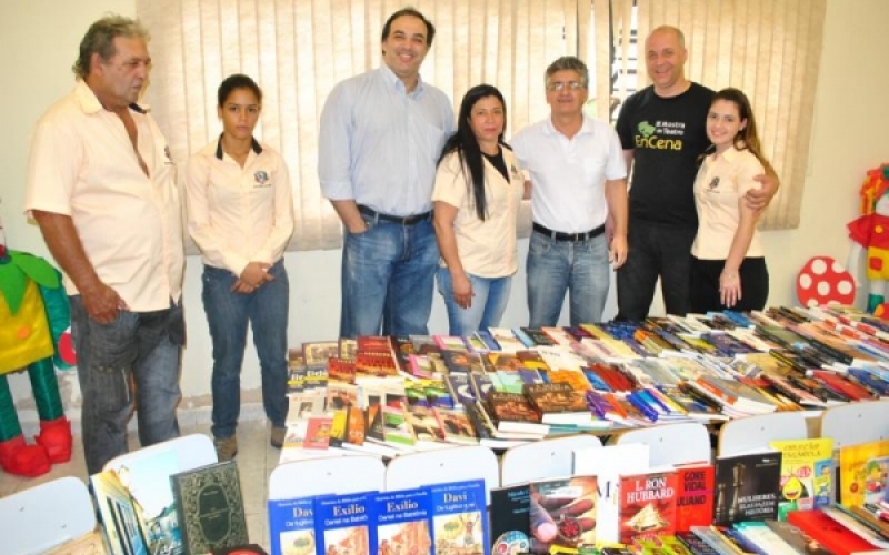 Biblioteca cidadã recebe doação de 300 livros novos