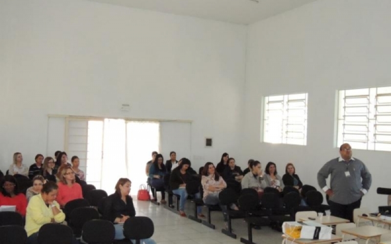 Educação de Jacarezinho firma parceria com Correios 