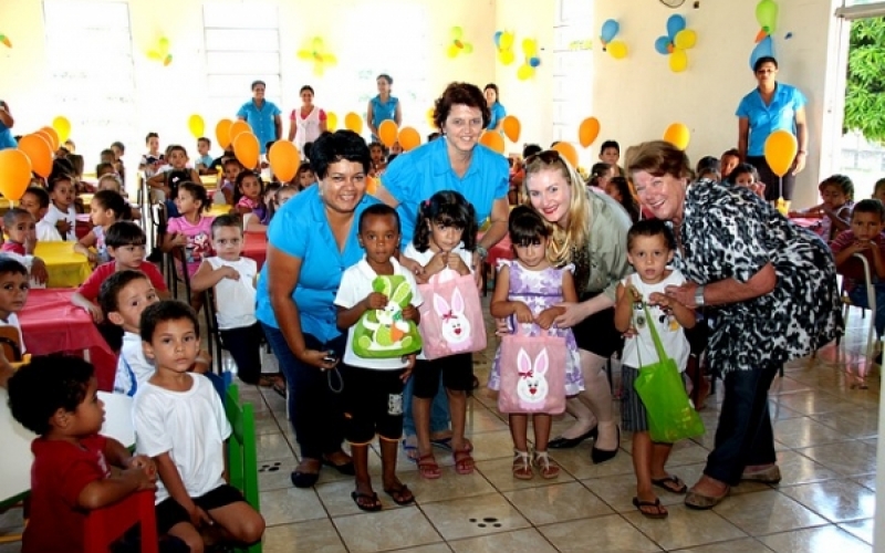 Tina e Secretária de Educação distribuem ovos de chocolate nas Escolas Municipais