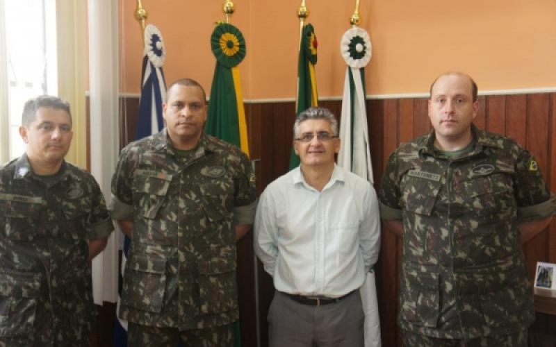 Chefe da 5ª Região Militar visita Jacarezinho