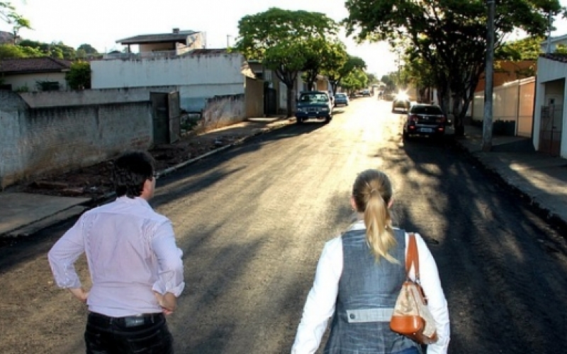 Prefeita e Secretário de Planejamento visitam rua Minas Gerais