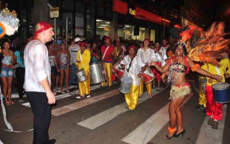 Mais de dez mil pessoas prestigiam carnaval de rua em Jacarezinho