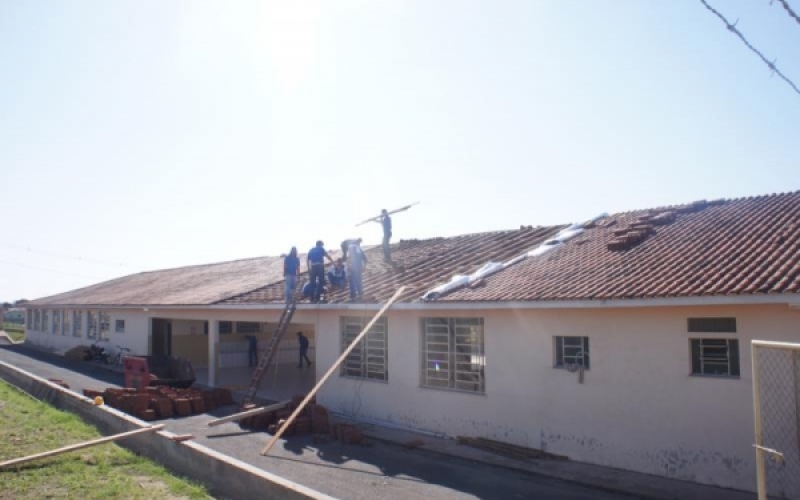 Escola Municipal passa por reforma no telhado