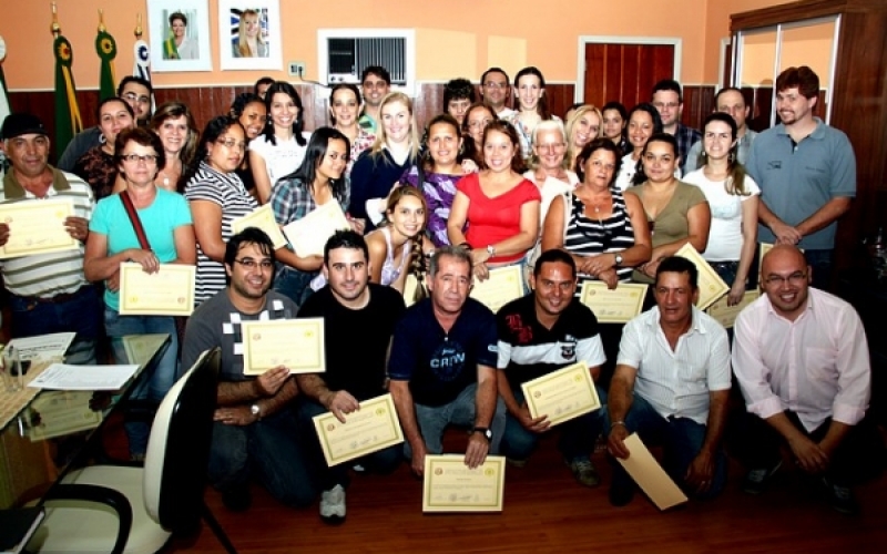 Prefeita Tina entrega certificados para participantes de Treinamento  