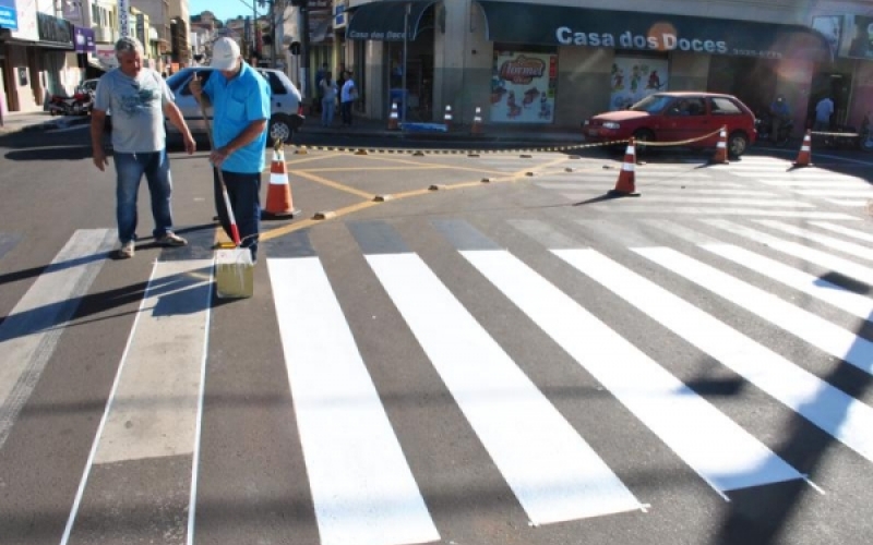 Ruas de Jacarezinho passam por melhorias na sinalização