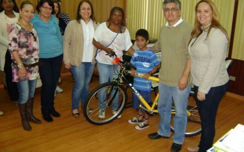 Dr. Sérgio entrega bicicleta para aluno do Agrinho