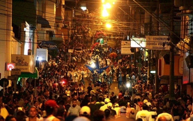 Tradicional Carnaval de rua reúne 10 mil em dois dias
