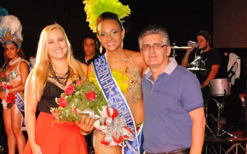 Cíntia Alves é eleita rainha do carnaval de Jacarezinho