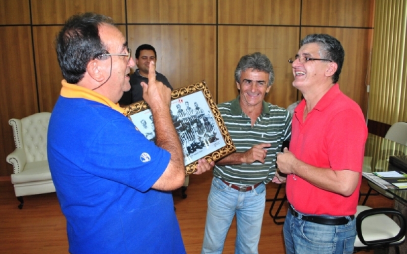 Dr. Sérgio recebe homenagem da época de jogador